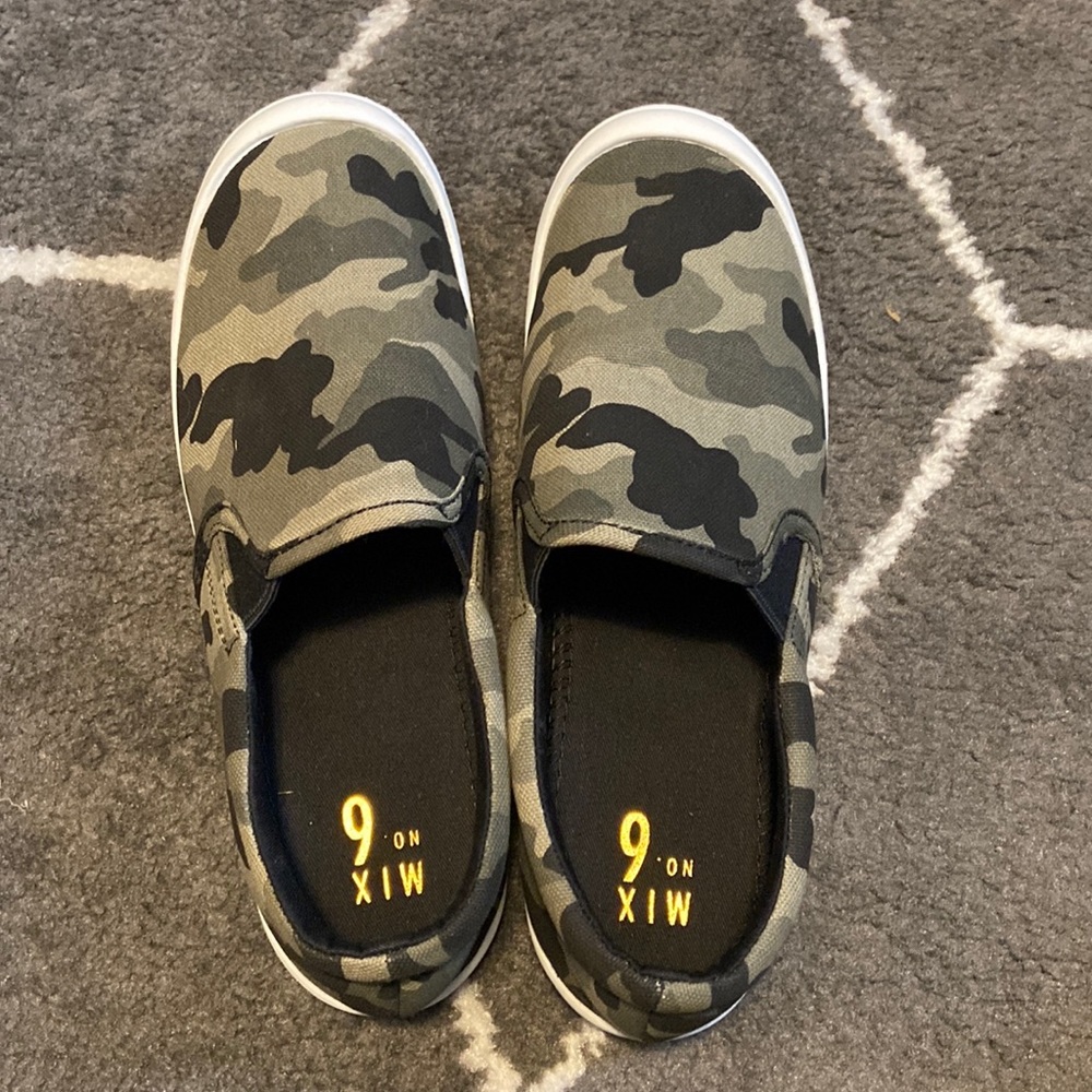 NWOT camo shoes